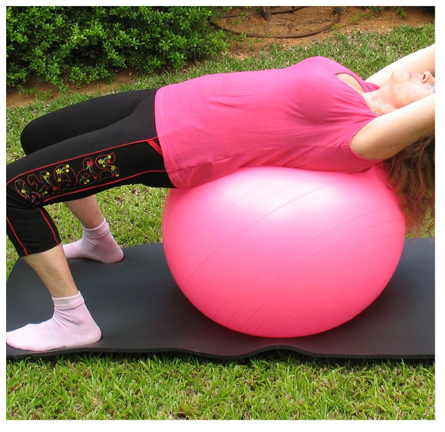 תרגיל עם כדור פיזיו chest lift תרגיל עם כדור פיזיו chest lift